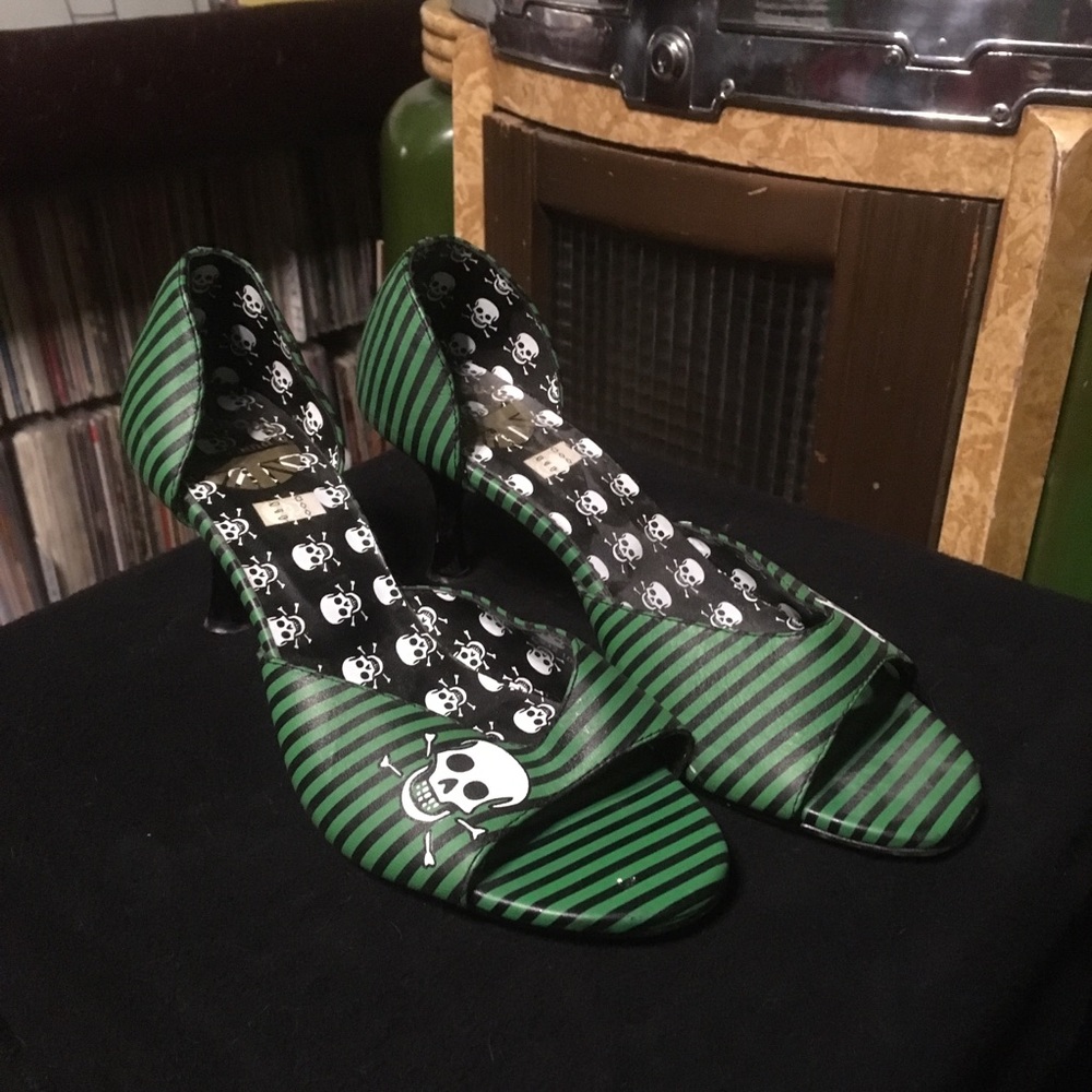 TUK Green Striped Skull Kitten Heels 8